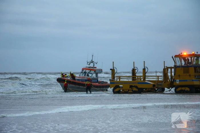 Grote zoekactie naar vermiste watersporter op ruwe zee