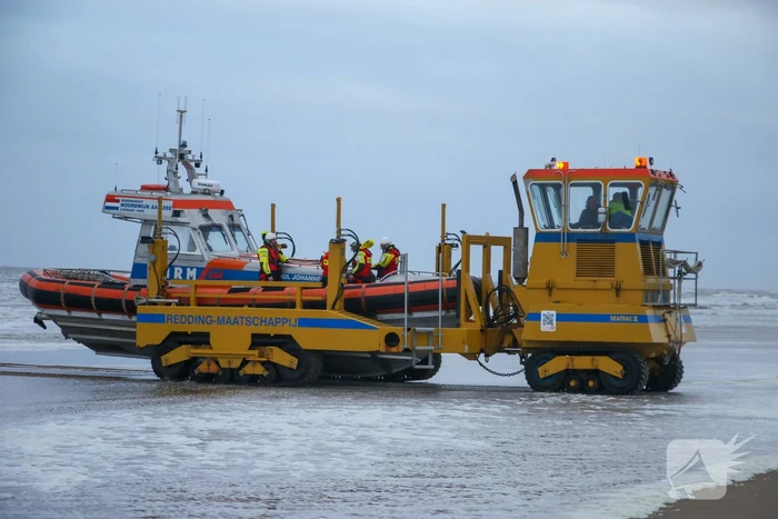Grote zoekactie naar vermiste watersporter op ruwe zee