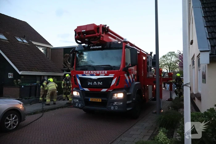 Brandweer veegt schoorsteen na schoorsteenbrand