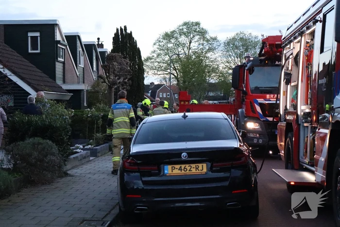 Brandweer veegt schoorsteen na schoorsteenbrand