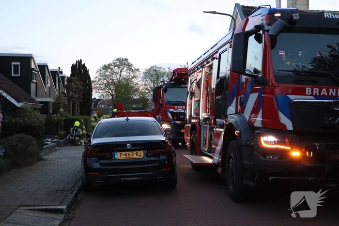 Brandweer veegt schoorsteen na schoorsteenbrand