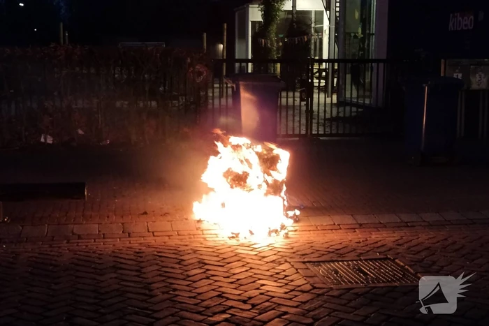 Brandende container geblust door brandweer