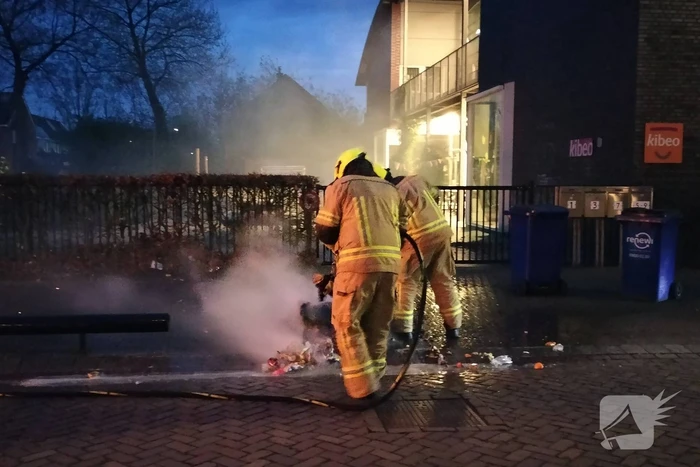 Brandende container geblust door brandweer