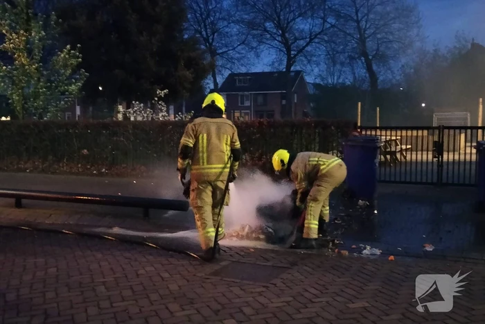 Brandende container geblust door brandweer