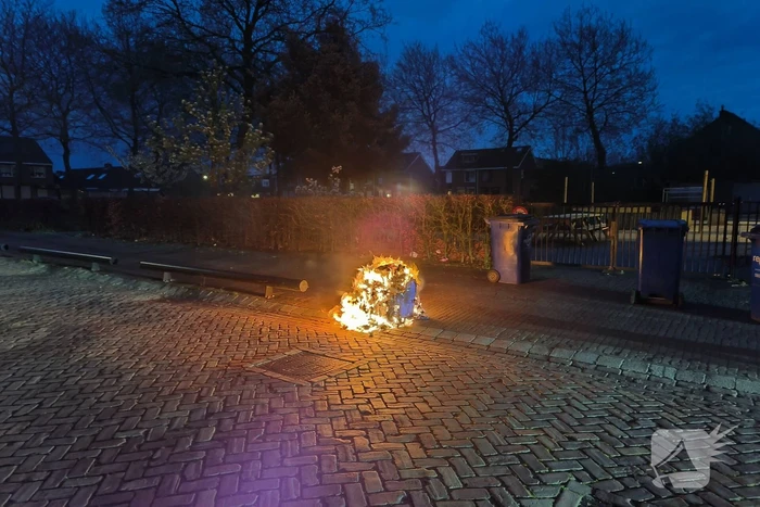 Brandende container geblust door brandweer