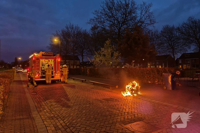 Brandende container geblust door brandweer