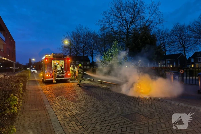 Brandende container geblust door brandweer