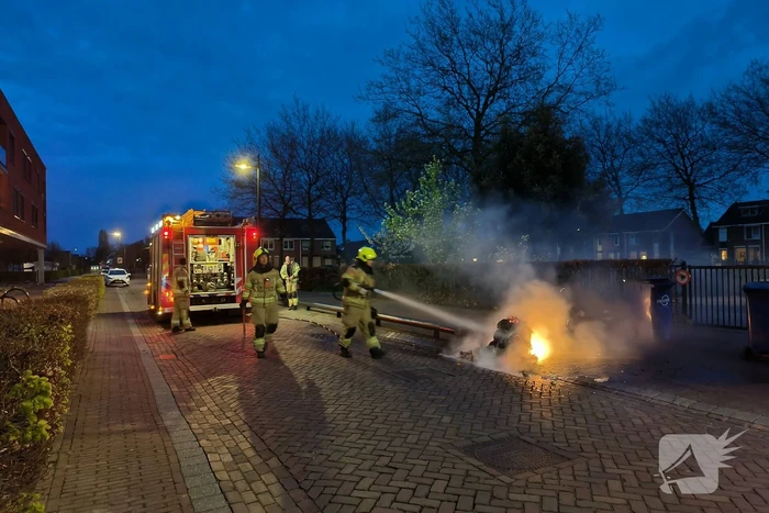 Brandende container geblust door brandweer