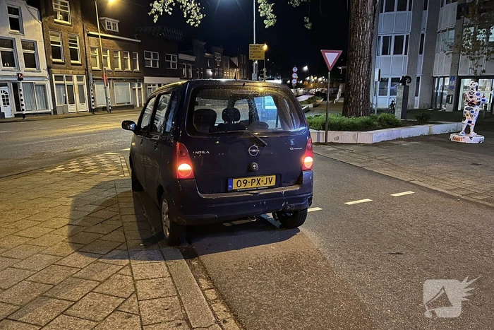 Automobilist klapt achterop stilstaande auto