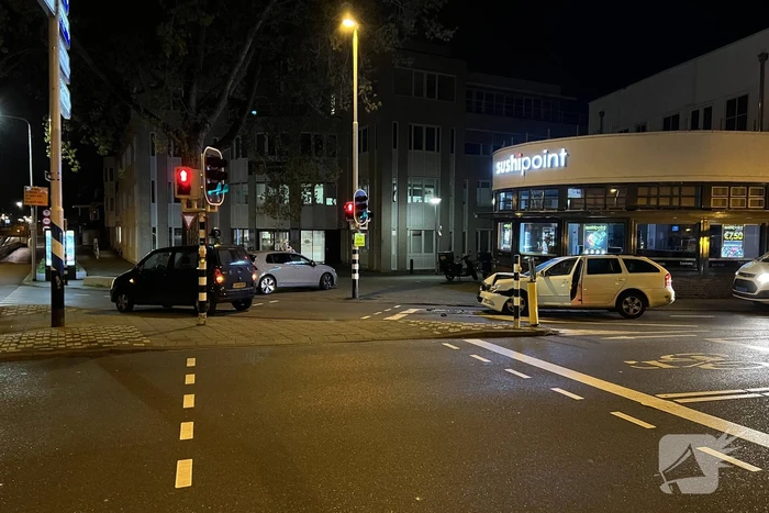 Automobilist klapt achterop stilstaande auto