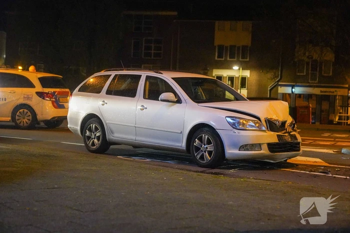 Automobilist klapt achterop stilstaande auto