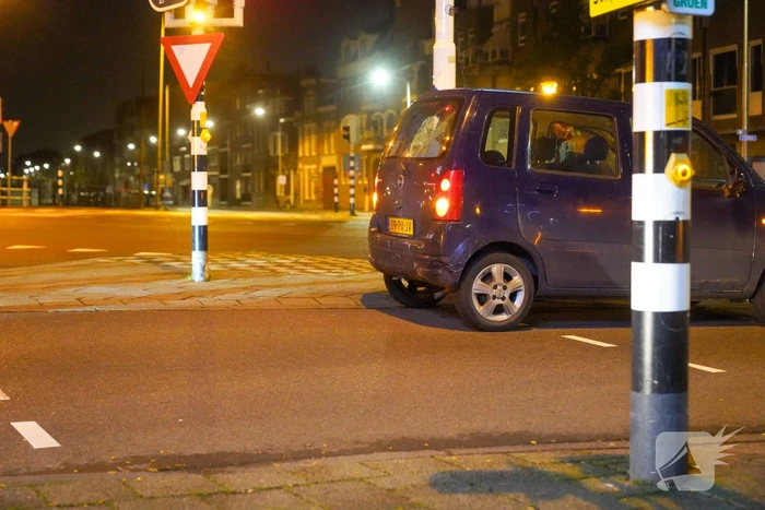 Automobilist klapt achterop stilstaande auto