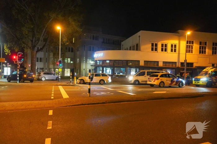 Automobilist klapt achterop stilstaande auto