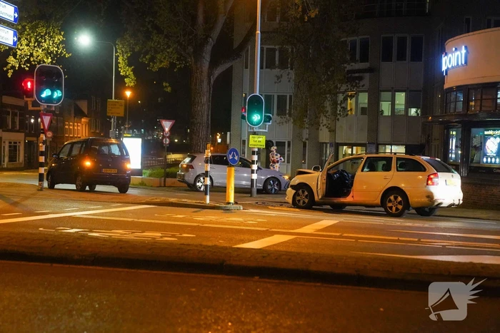 Automobilist klapt achterop stilstaande auto