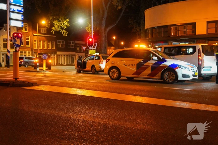 Automobilist klapt achterop stilstaande auto