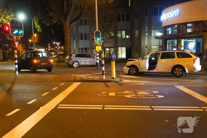 Automobilist klapt achterop stilstaande auto