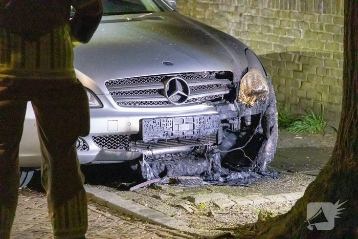 Auto aan de voorzijde beschadigd door brand