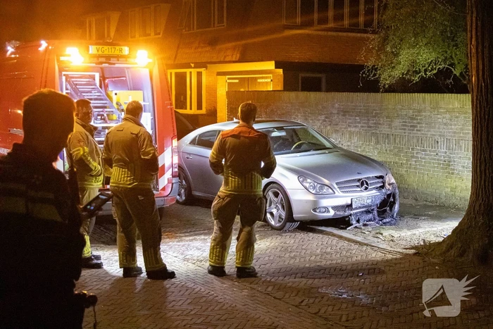 Auto aan de voorzijde beschadigd door brand