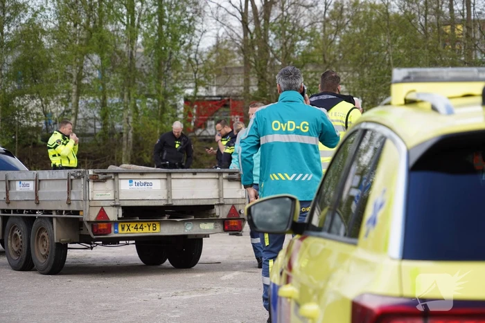 Grote inzet van hulpdiensten nadat auto te water raakt