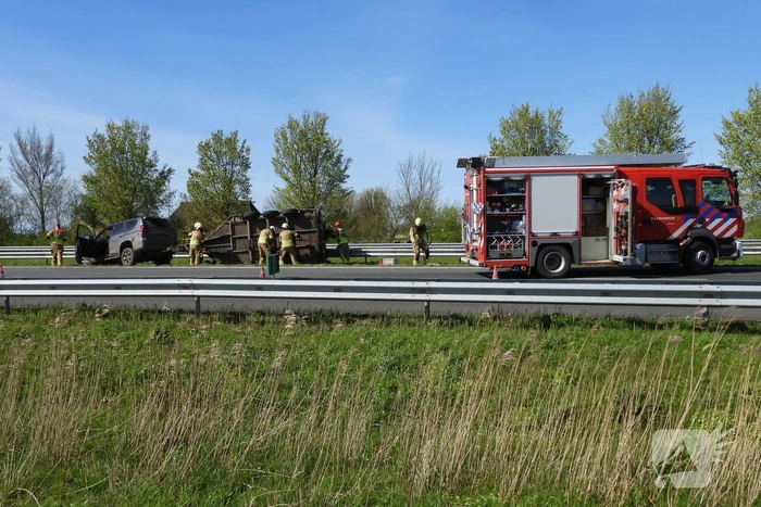 Koeien vast in gekantelde veewagen