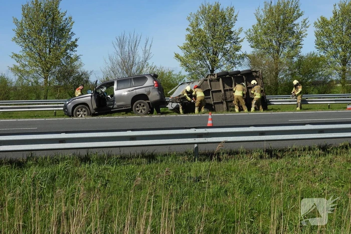 Koeien vast in gekantelde veewagen
