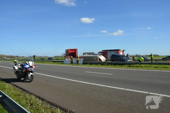 Koeien vast in gekantelde veewagen