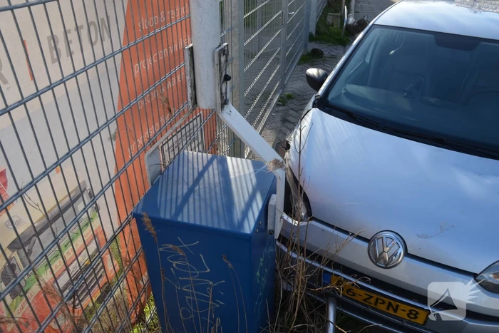Automobilist rijdt lantaarnpaal uit de grond