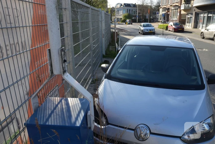 Automobilist rijdt lantaarnpaal uit de grond