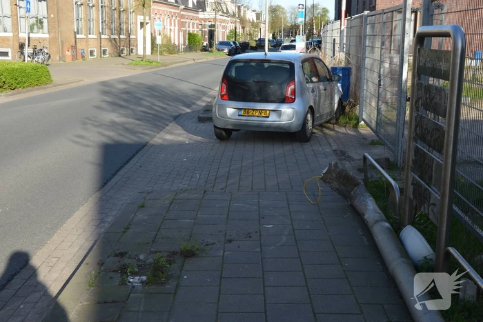 Automobilist rijdt lantaarnpaal uit de grond