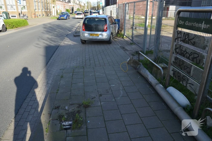 Automobilist rijdt lantaarnpaal uit de grond