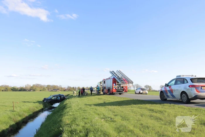 Automobilist raakt van de weg en blijft boven sloot hangen