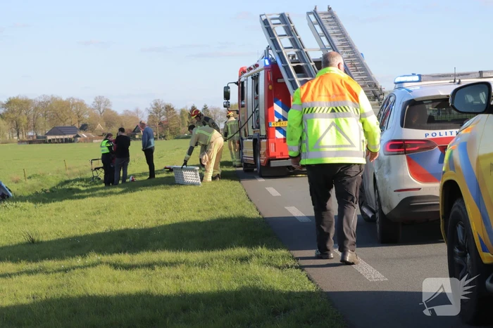 Automobilist raakt van de weg en blijft boven sloot hangen