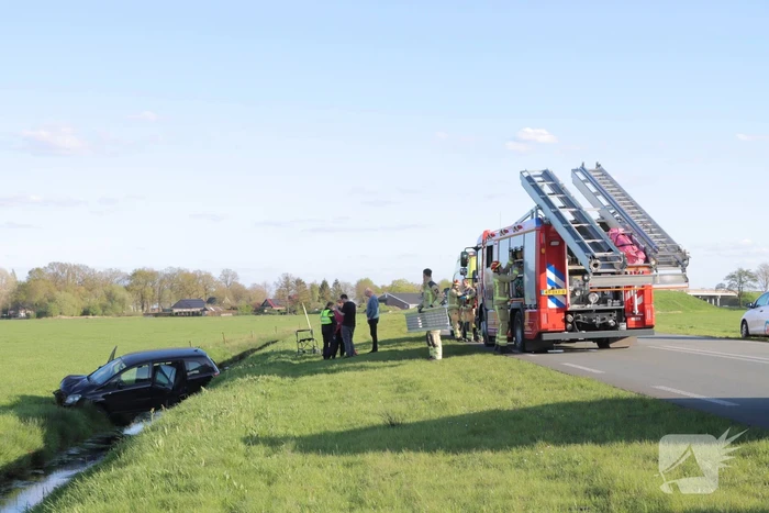 Automobilist raakt van de weg en blijft boven sloot hangen