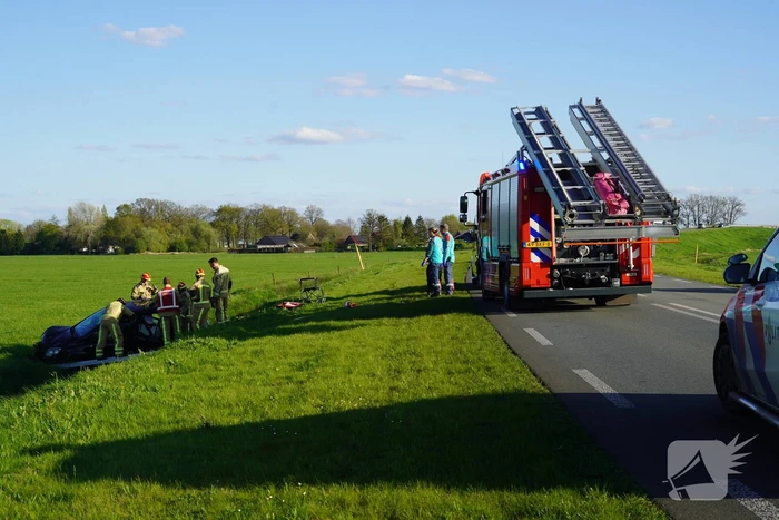 Automobilist raakt van de weg en blijft boven sloot hangen