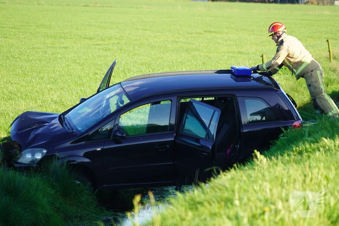 Automobilist raakt van de weg en blijft boven sloot hangen