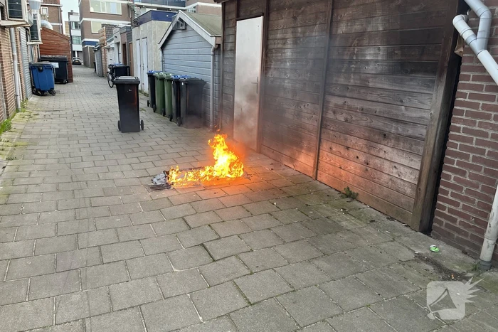 Kliko in brand tegen houten schuur