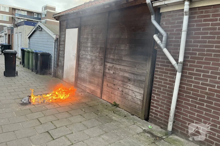 Kliko in brand tegen houten schuur