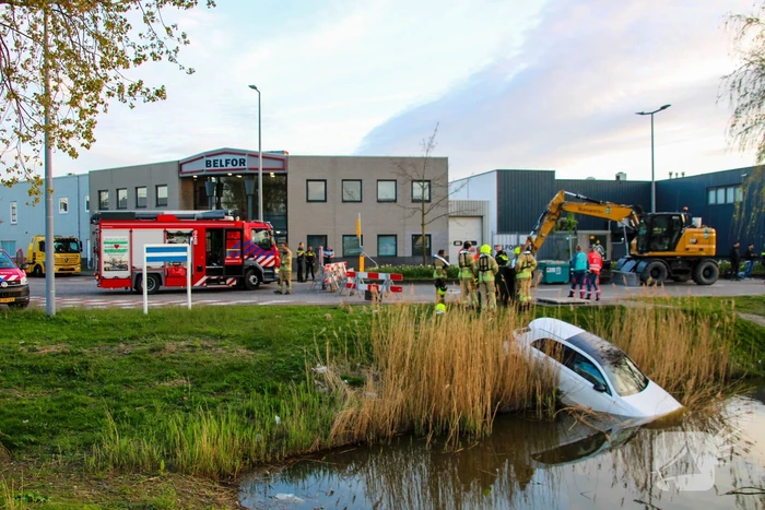 Veel hulpdiensten voor te water geraakte auto
