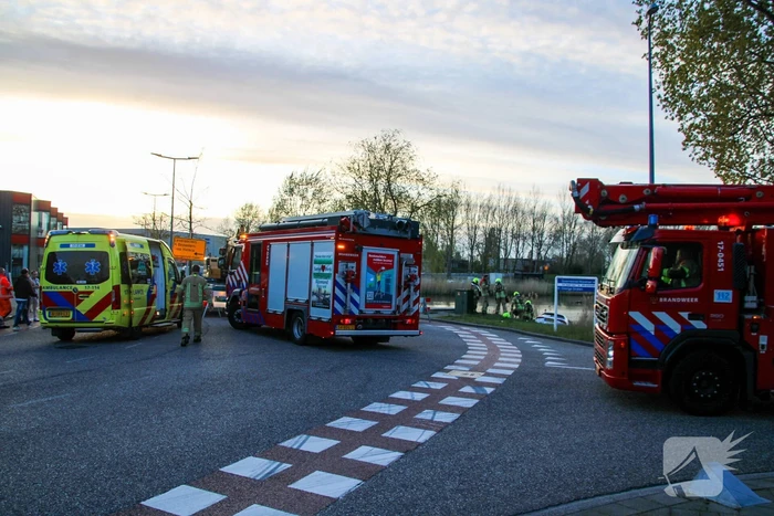 Veel hulpdiensten voor te water geraakte auto