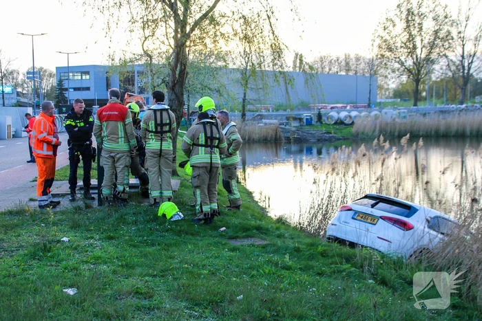 Veel hulpdiensten voor te water geraakte auto