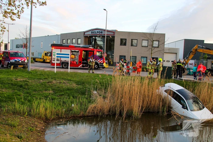 Veel hulpdiensten voor te water geraakte auto