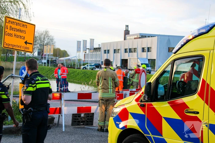 Veel hulpdiensten voor te water geraakte auto