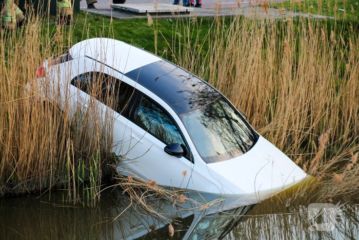 Veel hulpdiensten voor te water geraakte auto