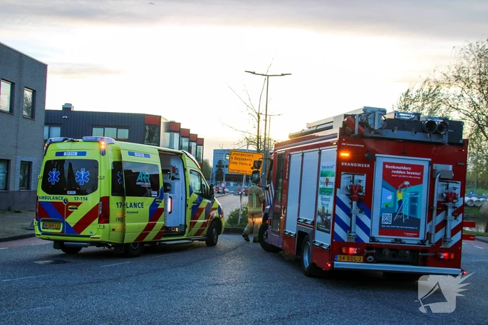 Veel hulpdiensten voor te water geraakte auto