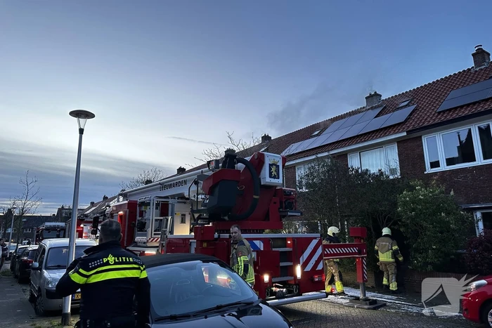 Rookontwikkeling bij brand op zolder van woning