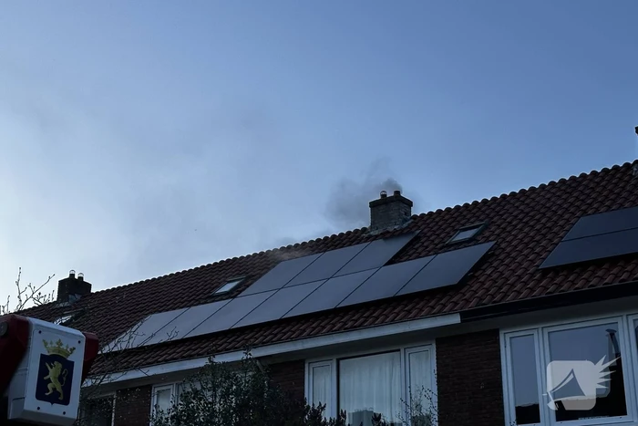 Rookontwikkeling bij brand op zolder van woning