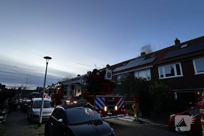 Rookontwikkeling bij brand op zolder van woning