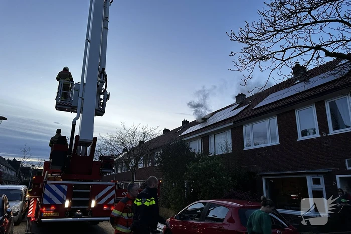 Rookontwikkeling bij brand op zolder van woning