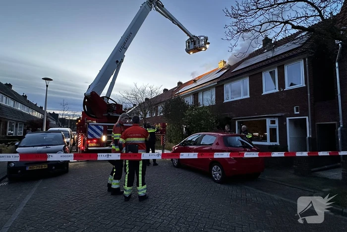 Rookontwikkeling bij brand op zolder van woning