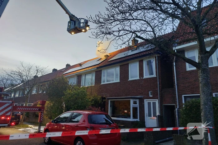 Rookontwikkeling bij brand op zolder van woning